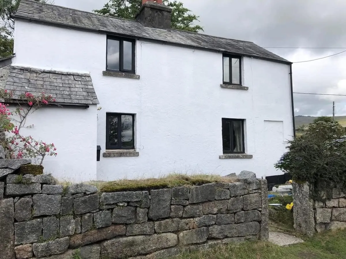 Render repair and exterior repaint of a cottage in Gorran Haven